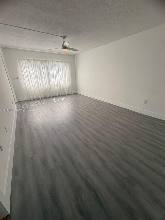 Building Photo - 20111 NE 27th Ct