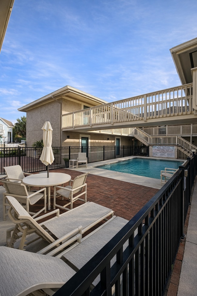 Building Photo - Feel the Ocean Breezes