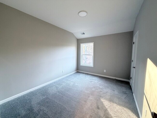 Building Photo - The Enclave At Mill Creek