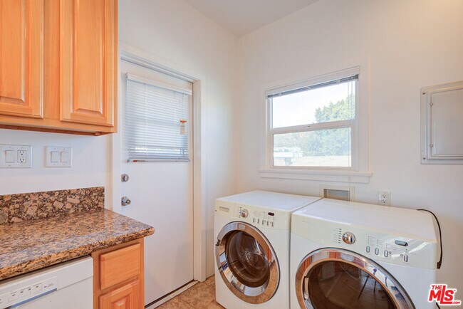 Building Photo - 1447 N Vista St