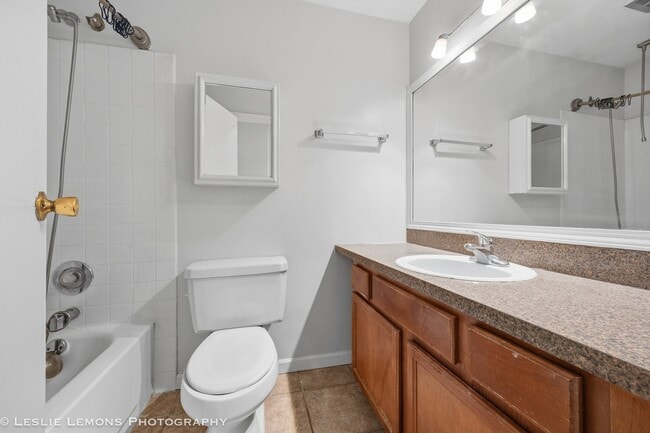 Building Photo - 5950 Oakwood Dr