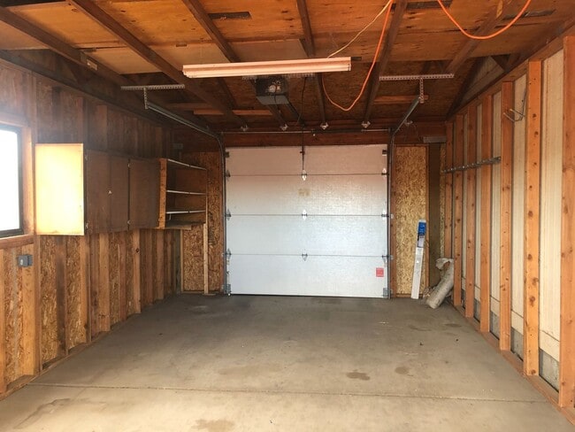 Building Photo - Three Bedroom with Gorgeous Views!