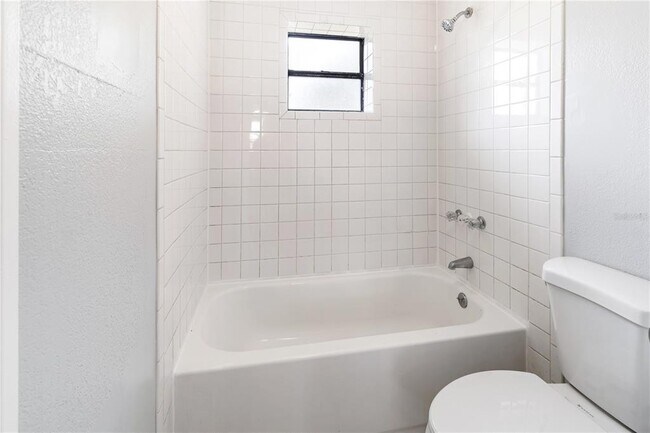 Building Photo - 638 W 8th St