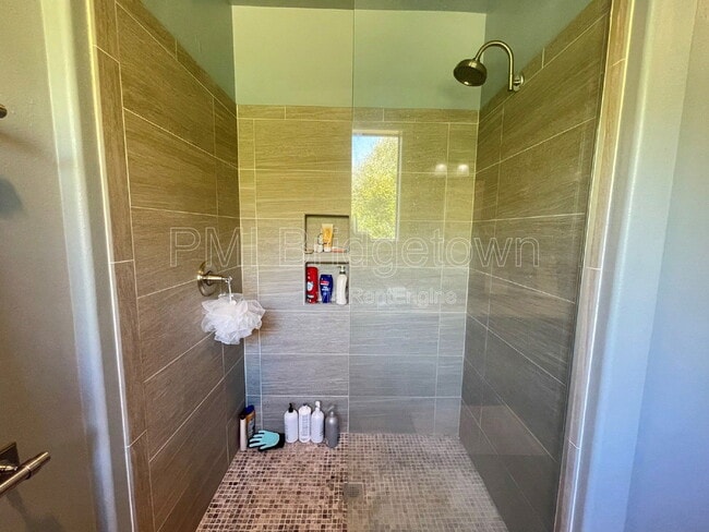 Building Photo - 1723 NW Wonderview Ave