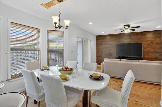 Building Photo - 14076 S Forest Oak Cir