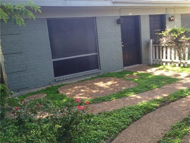 Building Photo - 602 W 51st St #101, Large, fully updated 1 story unit in great location.