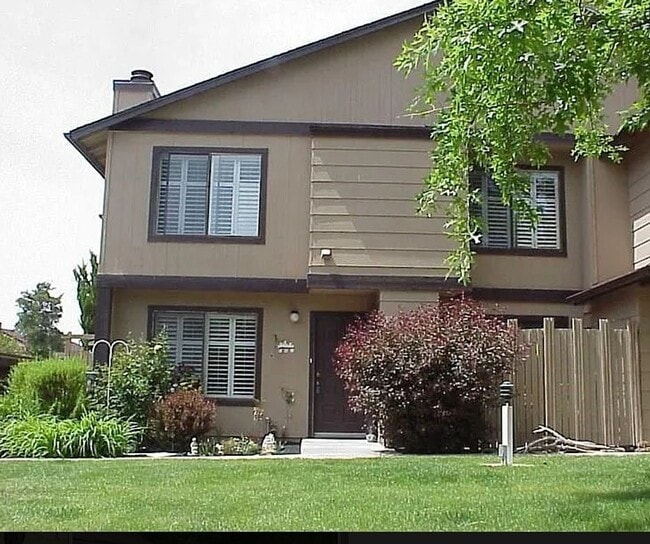Building Photo - 2 Bed, 2.5 Bath Condo in Reno