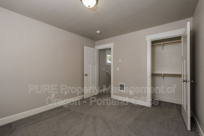 Building Photo - 215 NE Regan Hill Loop