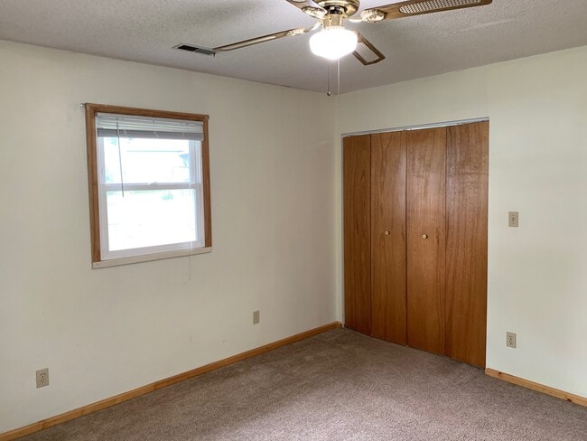 Building Photo - 1818 N Granview Dr