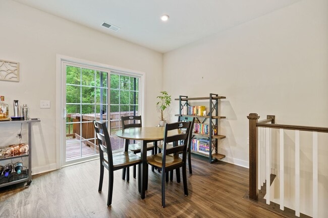 Building Photo - APPLICATIONS PENDING 3be/2.5ba 3-Level Townhouse Key Location Between Durham and Chapel Hill