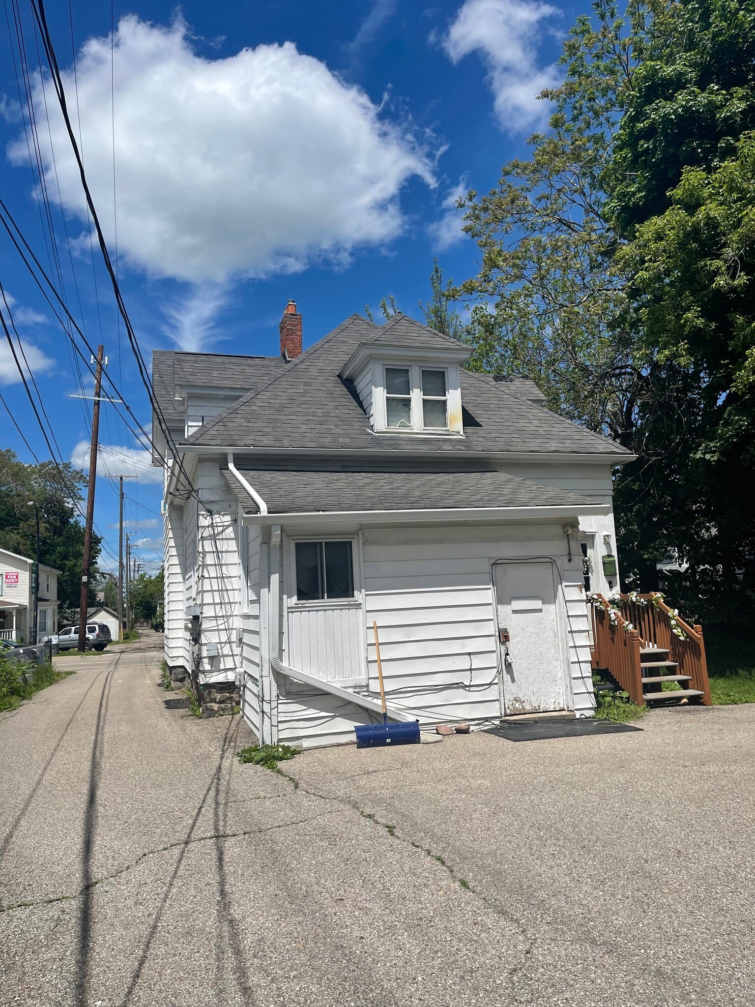 Building Photo - 409 Washtenaw Rd