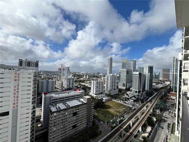 Building Photo - 999 SW 1st Ave