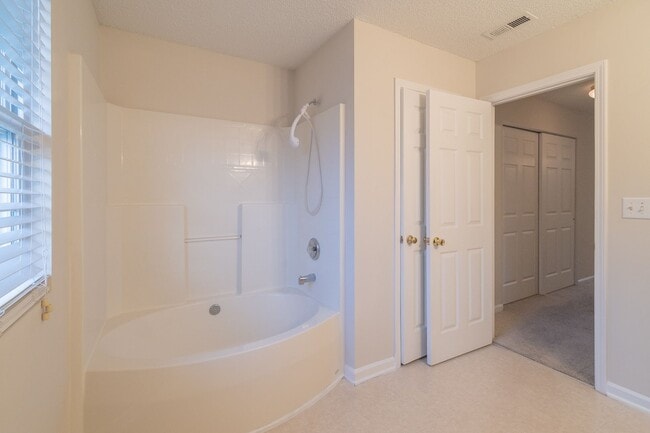 Building Photo - Spacious Home with Oversized Bedrooms & Op...