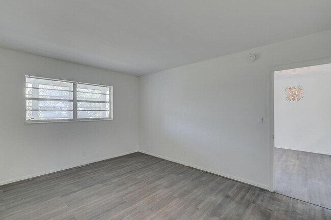 Building Photo - 5111 W Oakland Park Blvd