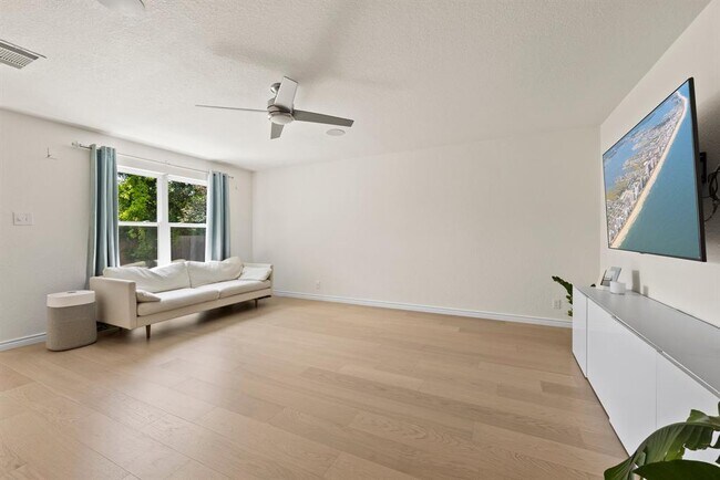 Building Photo - 3504 Flora Vista Loop