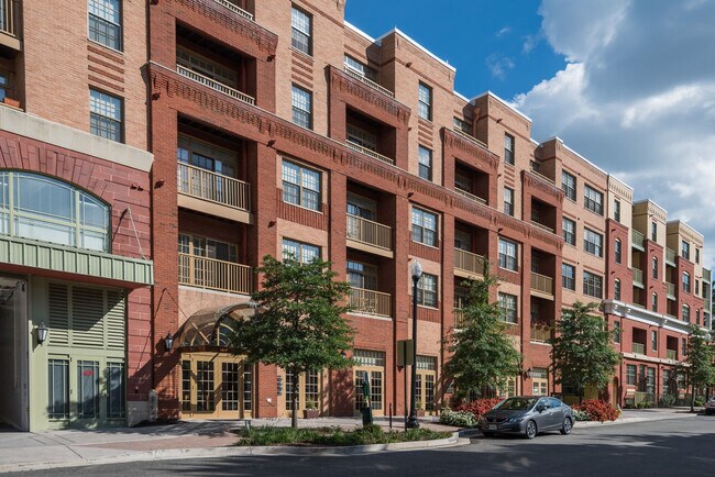 Building Photo - 925 N Garfield St