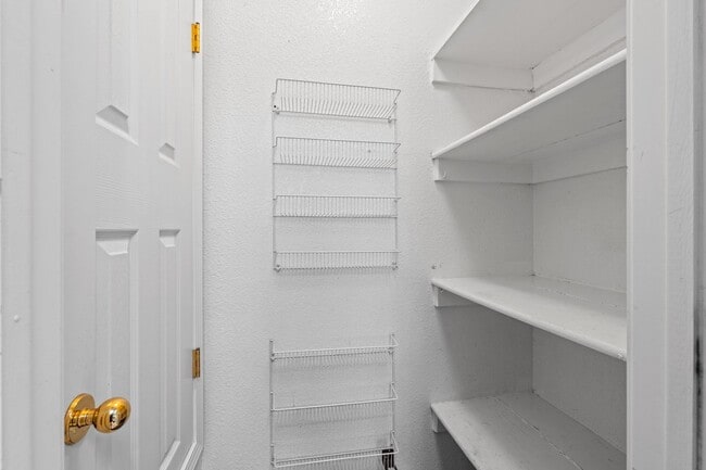 Building Photo - Foot Hills ! 2 bed/2 Bath home boasts beautiful views of the Mountains and the Lights of Albuquer...