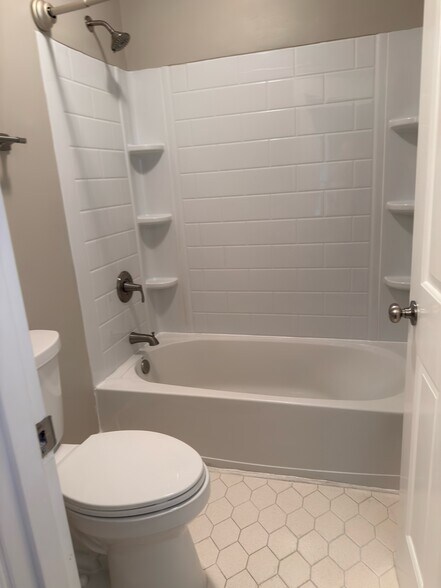 Primary tub and toilet room - 6518 Montero Dr