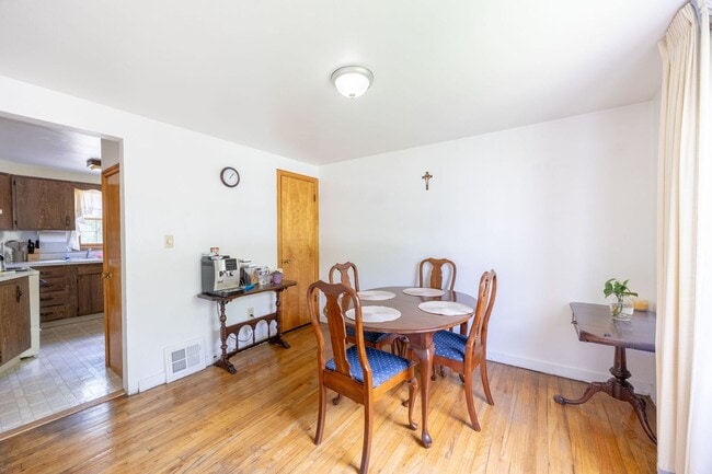 Building Photo - Charming 3-Bedroom Home on a Quiet Street ...