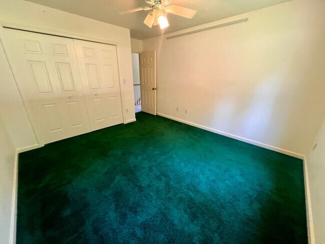 Building Photo - Cranberry - 6 bedroom 4 bathroom - Stunnin...