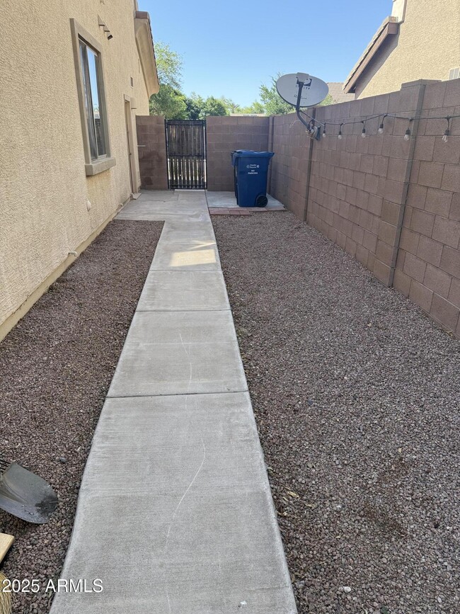 Building Photo - 1269 E Iris Dr