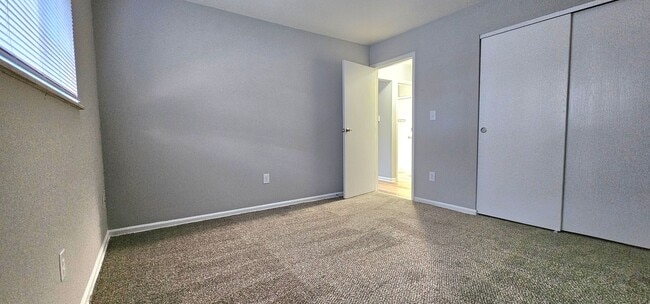Building Photo - 3030-3032 Creekview Circle
