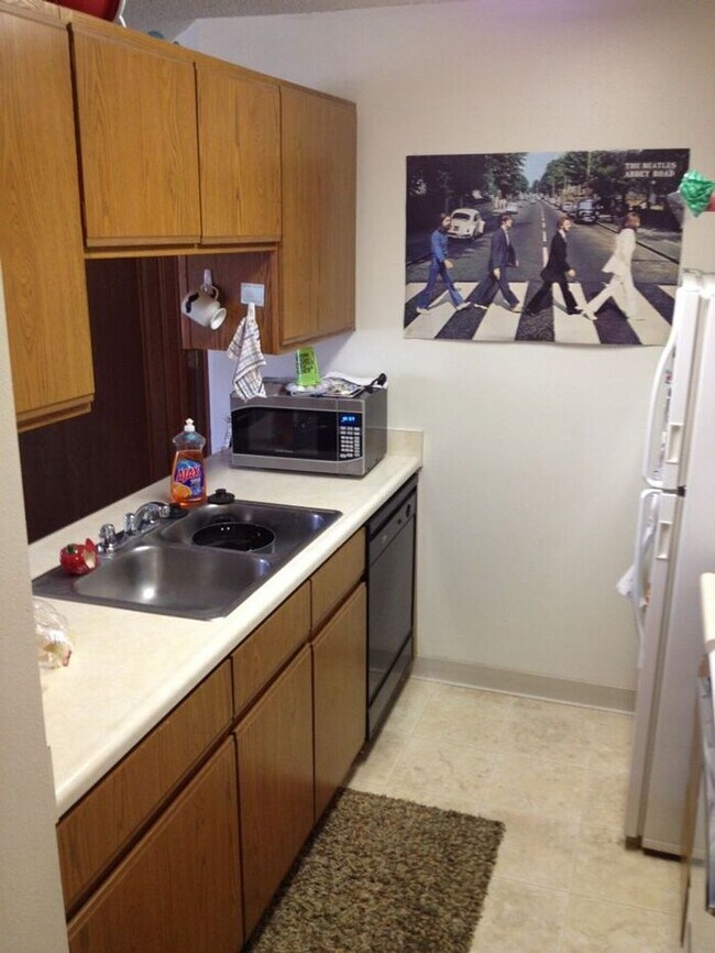 Building Photo - $1,300 | 3 Bedroom, 1 Bathroom | Cat Frien...
