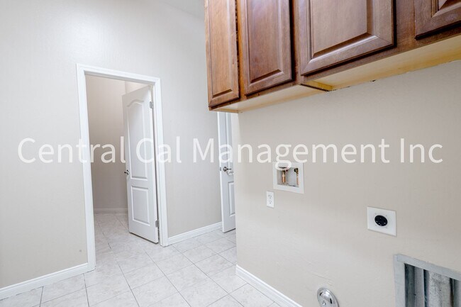 Building Photo - 3 Bedroom/2 Bath Home with Office in the Desired Northwest - $2495 Per Month