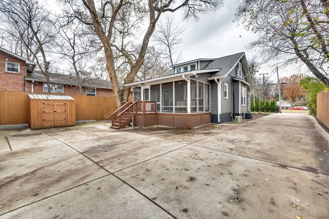 Building Photo - Fabulous 2BE/2BA home filled with charm an...