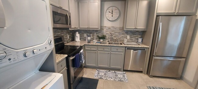 Kitchen With Pots, Pans and Decorations - 3338 Blodgett St