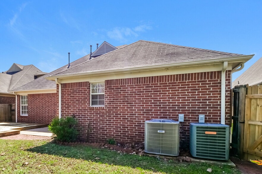 Building Photo - 7182 Crape Myrtle Dr