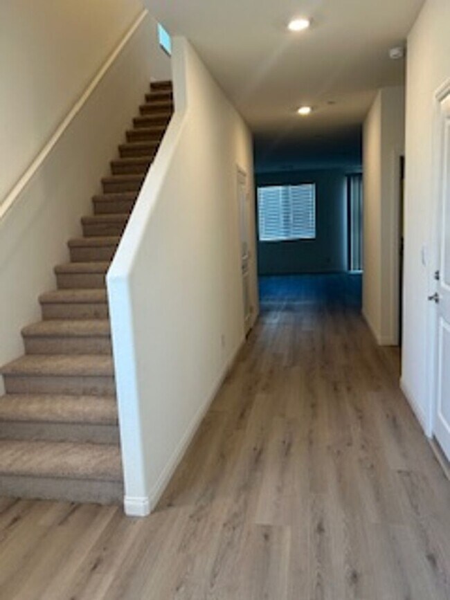 Building Photo - Spacious New Home with 5 Bedrooms in Hende...