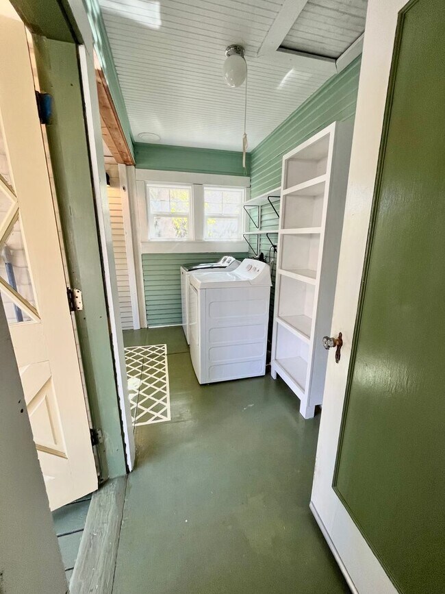 Building Photo - MOVE IN READY!! 2 BEDROOM 1 BATH W/OFFICES