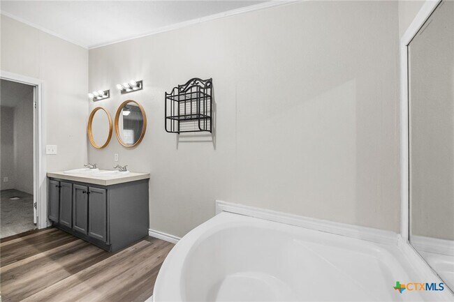 Building Photo - 2676 Pahmeyer Rd