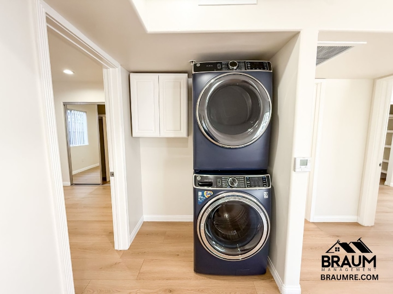 Building Photo - 1421 Centinela Ave