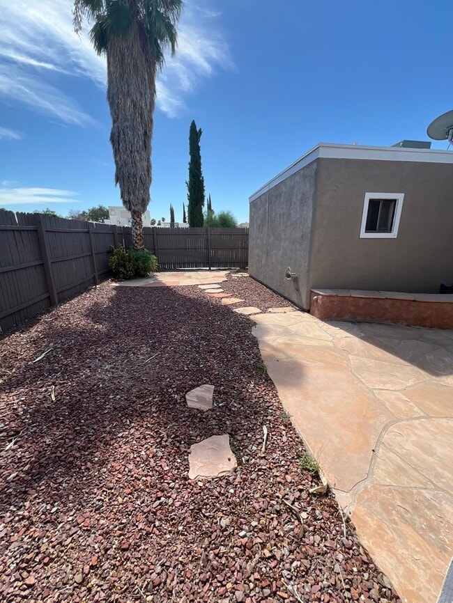 Building Photo - 6368 N Willowhaven Dr