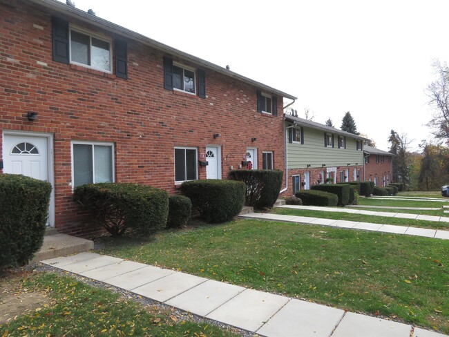 Interior Photo - OXFORD COURT APARTMENTS -- 054