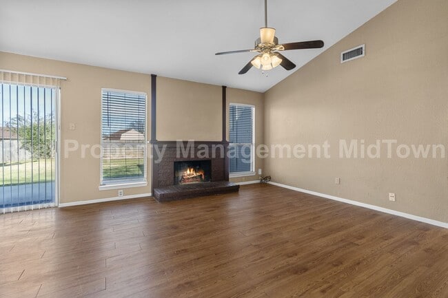 Building Photo - 3807 Glengate Dr