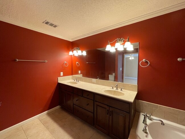 Building Photo - 2208 White Oak Dr