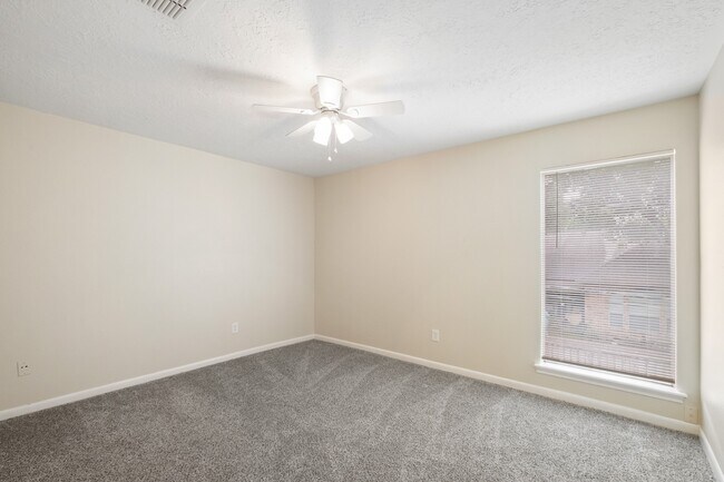 Building Photo - 14126 Saddlebend Dr