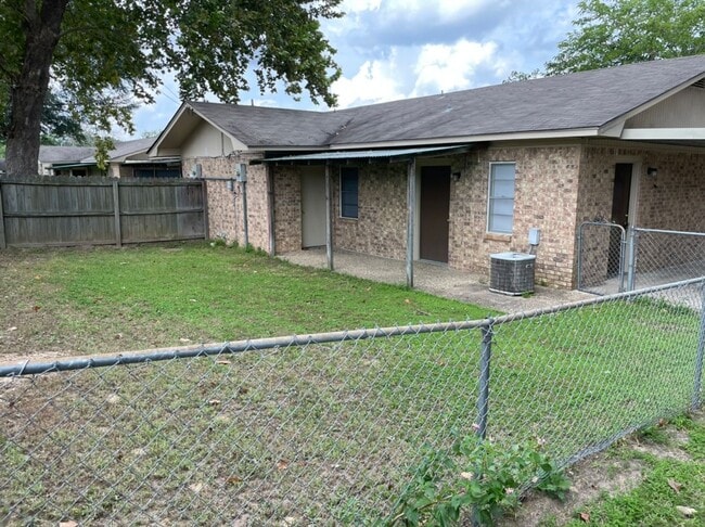 Building Photo - 2 Bedroom 1 Bath Duplex in West Tyler! Tour Today!