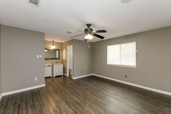 Building Photo - Marvelous in Milwood!