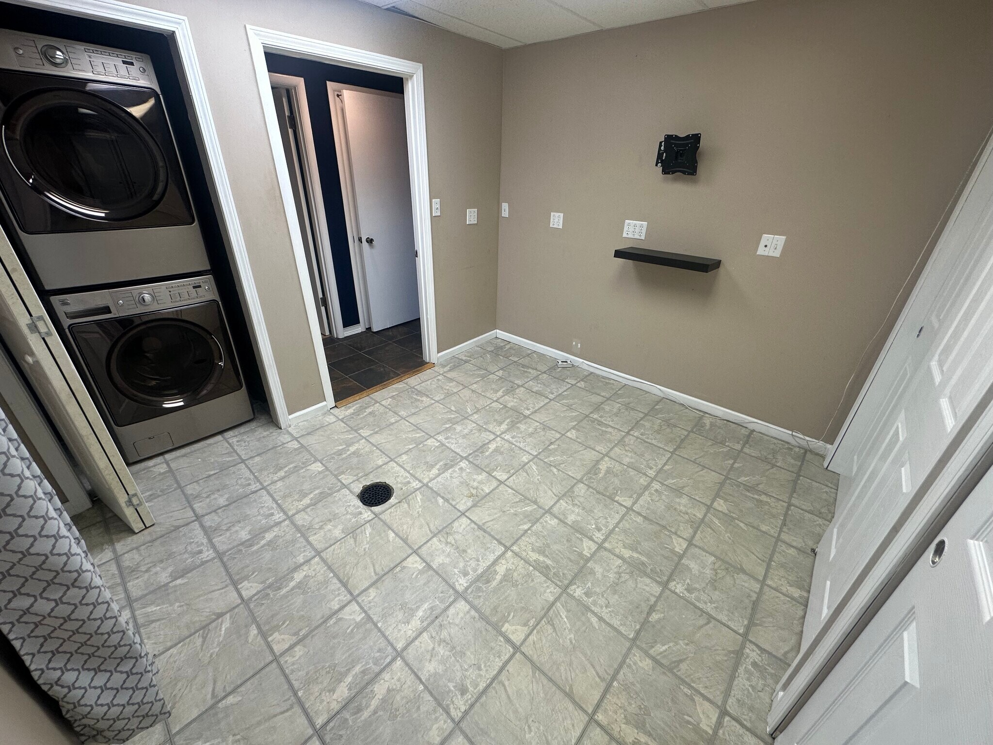 Basement Bonus Room with laundry - 9030 Old Bonhomme Rd