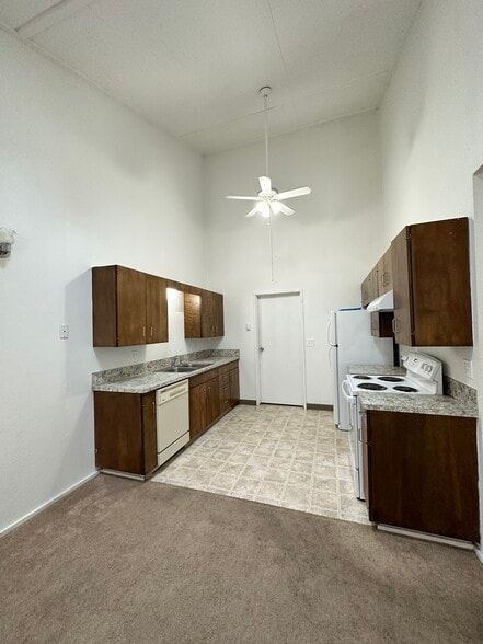Kitchen - Vaulted Ceiling - 3031 Bridgeport Way W