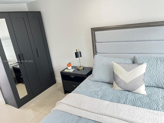 Building Photo - 1495 NE 177th St