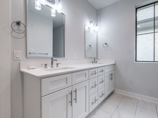 Building Photo - "Charming 4-Bed Houston Haven with Elegance on East 32nd Street!"