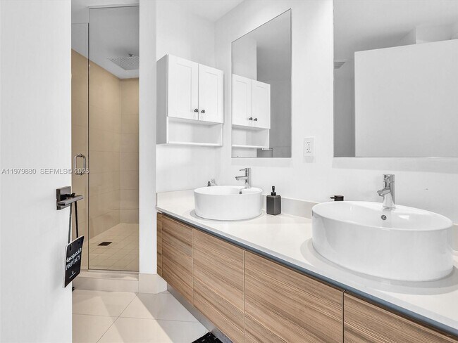 Building Photo - 121 NE 34th St