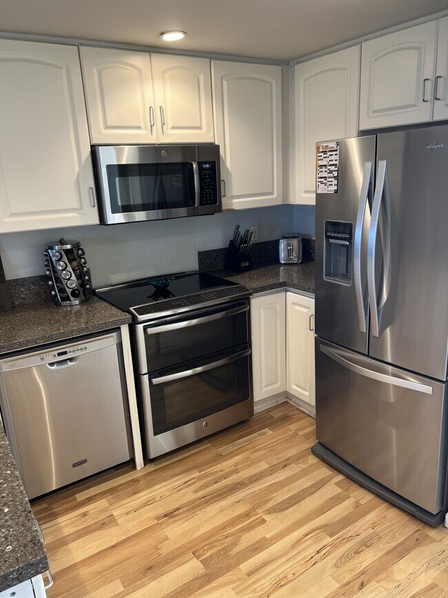 Double Oven Range - 3985 Hortensia St