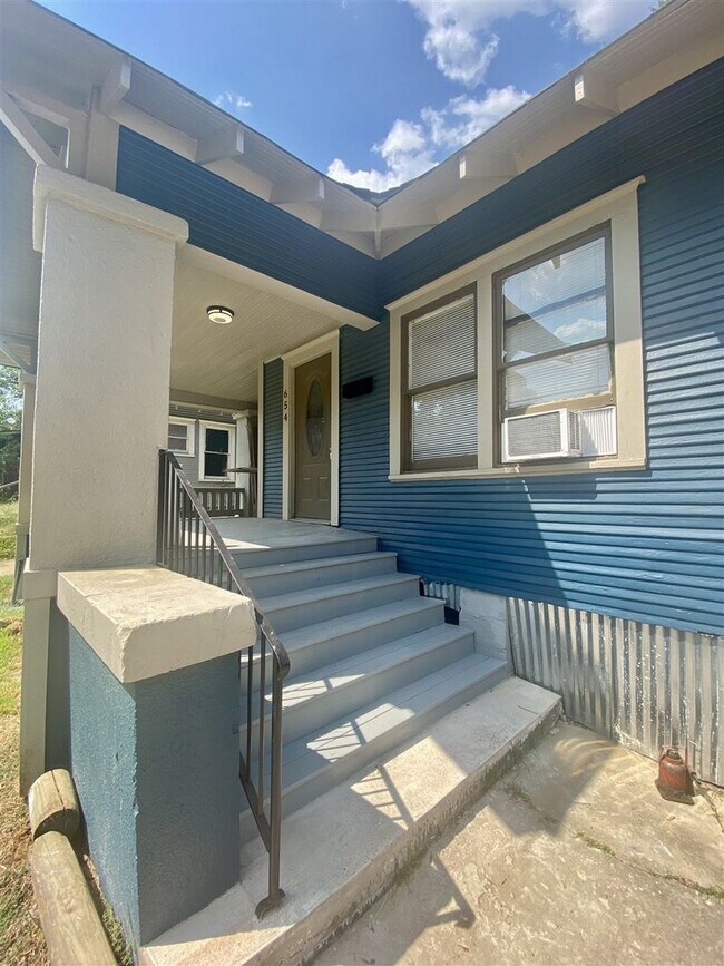 Building Photo - Restored 3 br 2 ba Craftsman style Home fo...