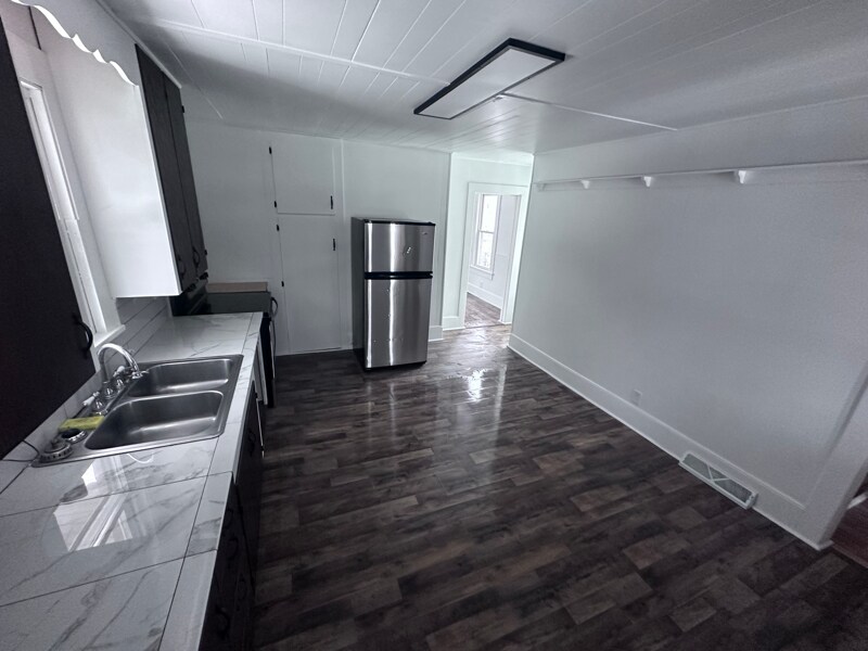 Building Photo - 477 E Martin St